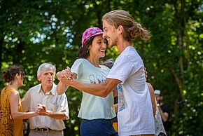 Une femme et un homme dansant durant un bal